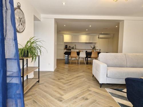 Lagnieu Apartment | Le Zénith - 3 chambres, 3 salles de bain - 8 pers max - Réservation à la chambre possible