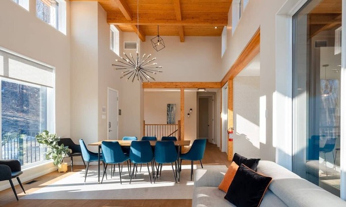 Les Pays-d'en-Haut Regional County Municipality Ski Chalet | Le Zen Belvédère - Relax w/Spa