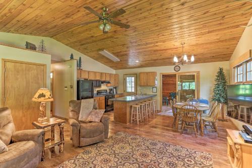 Lead House | Lead Cabin about 9 Mi to Deadwood Hot Tub and Patio!