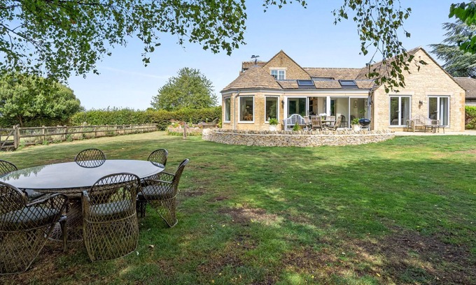 Great Witcombe Cottage | Leafield House - pet friendly near Cheltenham