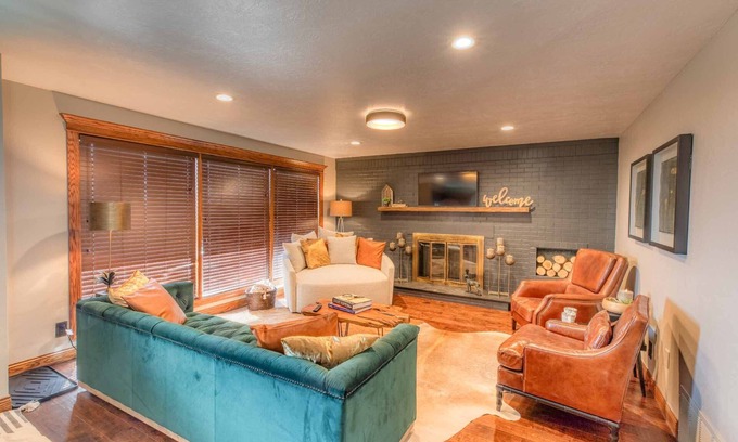 Yankton House | Leather&Spruce - Luxury Lake area fun funky home with amenities. Great for 2-18!