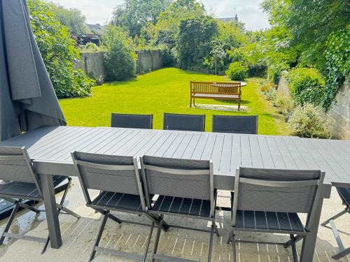 Portbail House | leBel endroit 145m2 , terrain et terrasse de 350m2 au coeur des commerces ,à proximité de la mer et tous services inclus