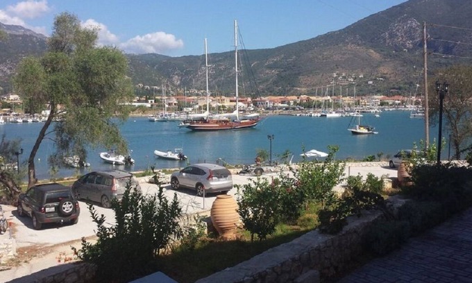 Ellomenos Apartment | Lefkada Nydri Geni. Well-equipped two-room apartment sleeps 4 p.t