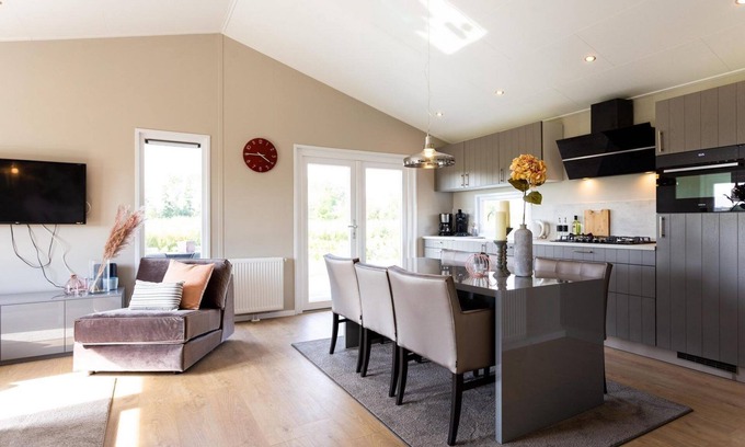 Nieuwerkerk aan den IJssel Ski Chalet | ✓ Leijhoeve at Parc de IJsselhoeve ✓ Holiday home for 5 persons ✓ Located in Nieuwerkerk aan den IJssel (Zuid-Holland) ✓ Holiday park next to the IJssel ✓ Book directly through the park