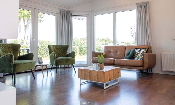 Cromvoirt Ski Chalet | ✓ Leijhoeve at Résidence de Leuvert ✓ Holiday home for 4 persons ✓ Located near Den Bosch (Noord-Brabant) ✓ Near De IJzeren Man ✓ Book directly through the park