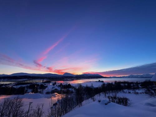 Kvaløysletta Apartment | Leilighet med 1 soverom i Tromsø/Kvaløysletta med flott beliggenhet og god utsikt. Kort vei til flyplass.
