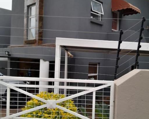 Faerie Glen Apartment | Lelapa La Baphogole, self Catering 3 bedroom home