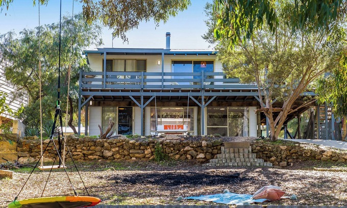 Guilderton House | Len's Lodge - Spacious Beach Home
