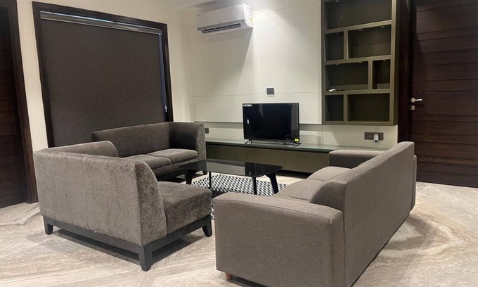 Pashim Vihar Apartment | Leo Urban stäyz® Premium 3BR in Delhi with AC, WiFi