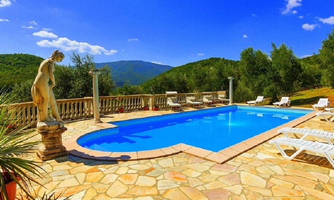 Caprese Michelangelo Apartment | Leonardo Apartment overlooking the birthplace & Castle of Michelangelo