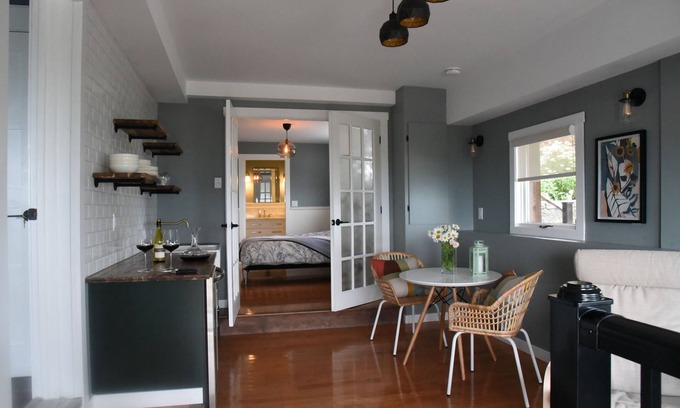 West Kelowna Estates Bed & Breakfast | Les Chambres Roses B&B - Green Room (Private Suite with Lake View)