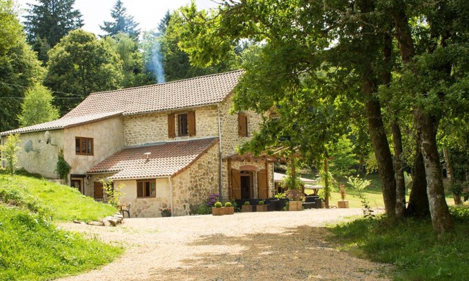 Saint-Leger-la-Montagne Hotel | Les Chenes