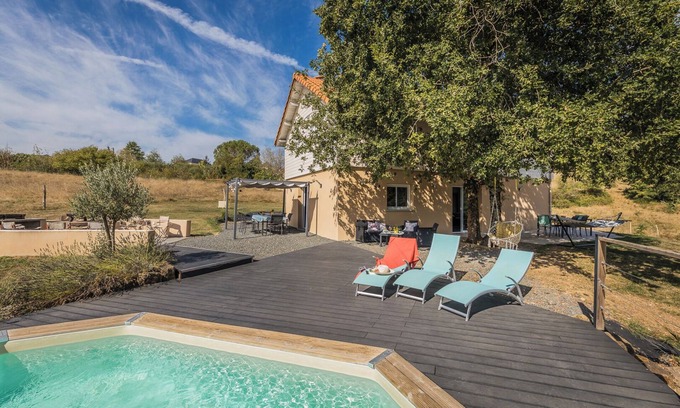 Saint-Pantaleon-de-Larche House | Les Oies de Julia, renovated home in the Dordogne with private pool and terraces