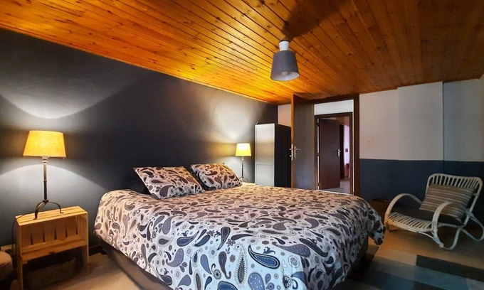 Nisramont Cottage | Les Grands Chais-Gîte-Oversized-Ensuite-Countrysid