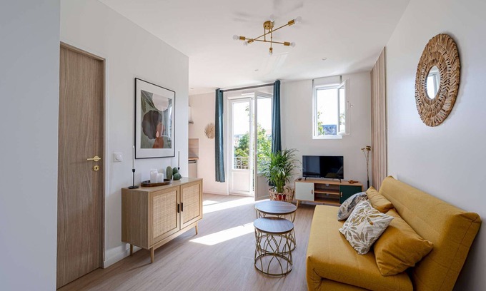 Chatellerault Apartment | Les Maisons Acajou/Charming T2 equipped with Spicy Art