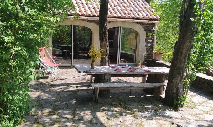 Charnavas House | Les Mazades, gîte large terrace Labellisé Esprit parc national des Cévennes.