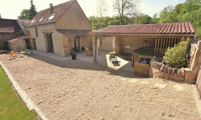 Varaire House | Les Pierres du Quercy: 6 berths and heated pool