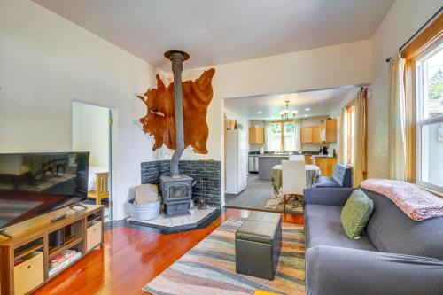 Bandon House | Less Than 1 Mi to Coquille River Cottage with Private Yard!