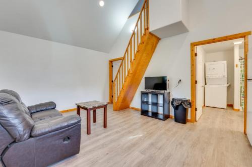 Stockdale House | Less Than 1 Mi to Main St Quiet Home with Yard in Stockdale