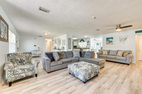 Ruskin House | Less Than 2 Mi to Beach and Marina Bright Ruskin Retreat!