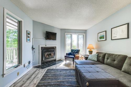 Warren Apartment | Less Than half Mi to Sugarbush Resort Condo with Deck!