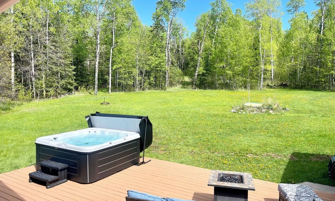 North Shore Cabin | Lester River Retreat - 8 miles to Downtown Duluth