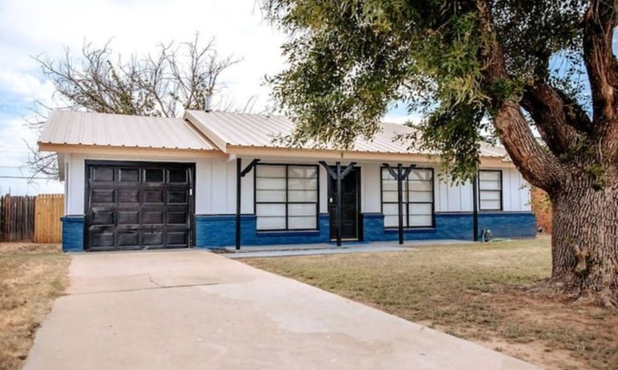 Big Spring House | LET D'S COZY COTTAGE #2 PROVIDE YOU A COMFORTABLE STAY IN BIG SPRING, TEXAS!