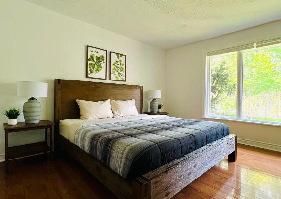 Barrie House | Letitia Heights !G Stylish and Spacious Private Bedroom with Shared Bathroom