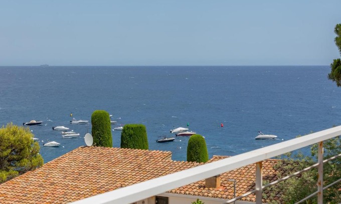 Salionc Apartment | LETS HOLIDAYS Apartment with sea views in cala salions