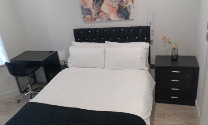 Pinkwell House | Letzi private en-suite, Near Heathrow Airport T3