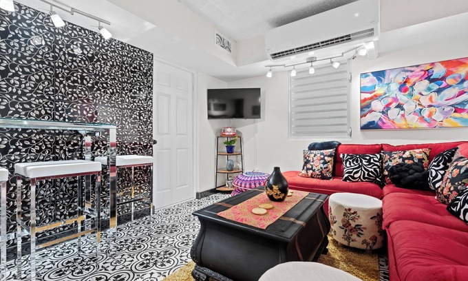 Levittown Apartment | Levittown Onyx: A Jazzy 2-Bedroom Apartment in Toa Baja with WiFi, AC