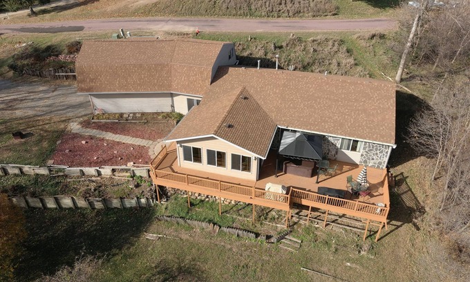 Yankton House | Lewis & Clark Trail Hideaway, SD side/ 2 min to the lake/10 min to Yankton.