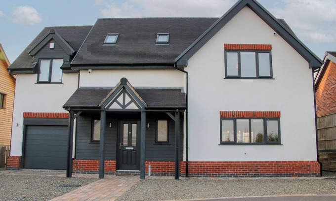 Bishops Castle Cottage | LEYS RETREAT, pet friendly, with hot tub in Bishop's Castle
