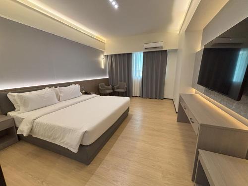 Santa Cruz Hotel | Lido De Paris Hotel