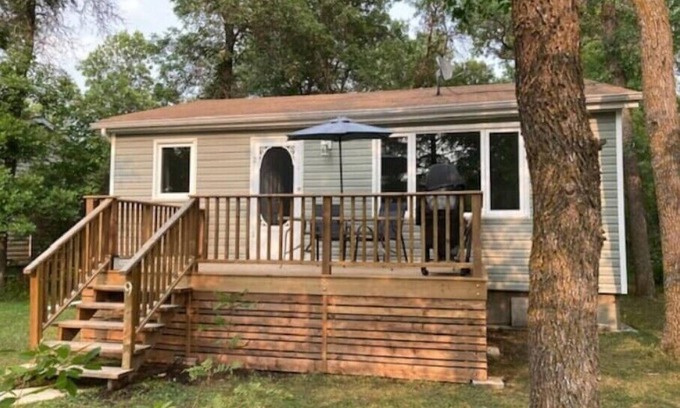 Dunnottar House | LIFE AT THE BEACH! - Matlock Manitoba