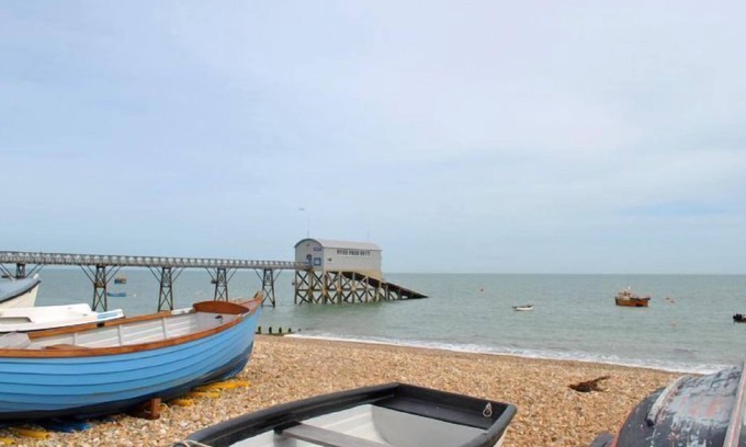 Selsey Apartment | Lifeboat View - a family house that sleeps 10 guests in 5 bedrooms