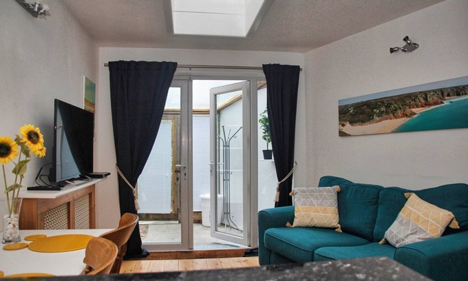 Newton St Loe Apartment | Light and airy with parking nearby