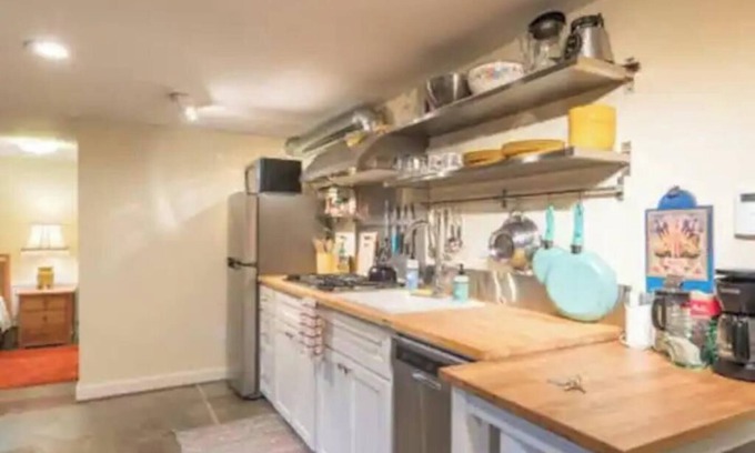 University Park Apartment | Light & Bright N. Portland Studio!