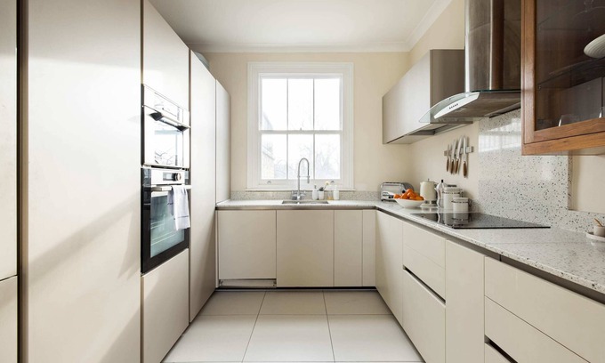 Redcliffe Apartment | Light-filled & Modern Chelsea Duplex with Aircon