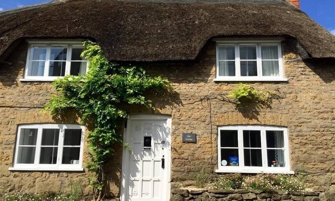 Burton Bradstock Cottage | LILAC COTTAGE, pet friendly, with a garden in Burton Bradstock