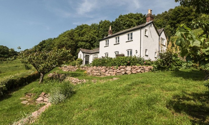 Malvern Cottage | LILAC COTTAGE, pet friendly, with open fire in Great Malvern
