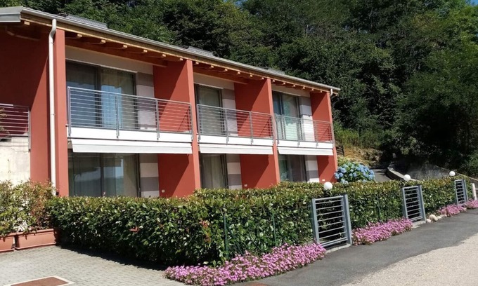 Pella Apartment | "Lilla" apartment in villa with lake view, parking and private beach