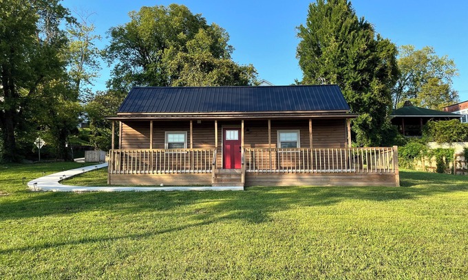 Beattyville Cabin | Lillie's Pad -Cozy 2-bedroom cabin- 20 miles from Natural Bridge in Beattyville.
