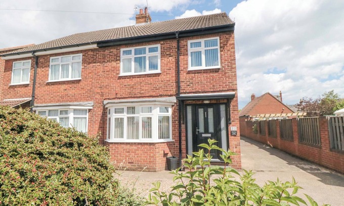 Flamborough Cottage | LILLY MAY COTTAGE, pet friendly, with a garden in Flamborough