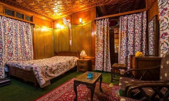 Nagin Bagh Boat Rental | Lily of Nageen