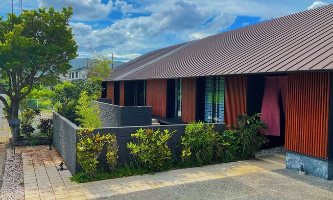 Akaogi House | Limited to one pair per day! The entire building is reserved for private use! A luxurious inn designed in a modern Japanese style! You can enjoy your private time in the nature of Amami Oshima with a large projector. ⭐︎