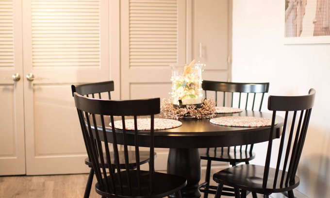 Saint Joseph House | Lincoln House. Short distance from Lake Michigan and downtown