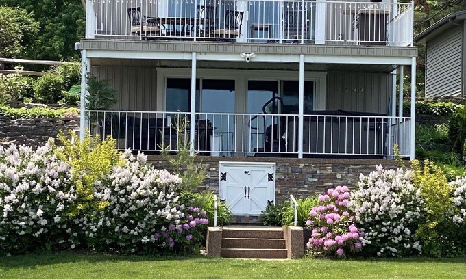 Smyrna House | Lincoln Lake Paradise with Tiki Bar & Hot Tub