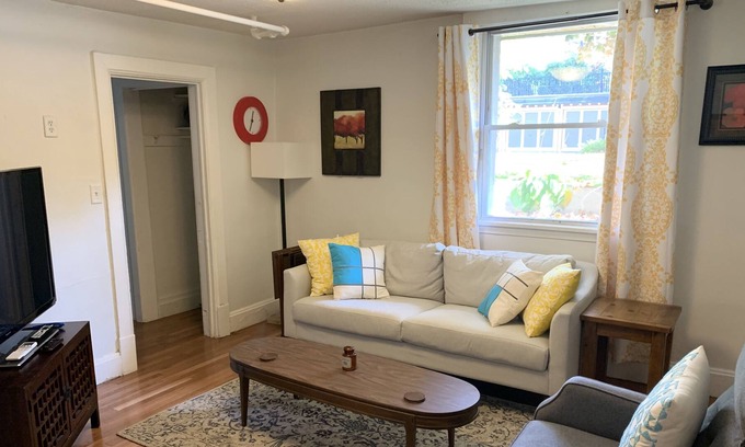 Linden Hills Apartment | Linden Hills Lake Apt - 2 blocks to Lake Harriet & Bde Maka Ska