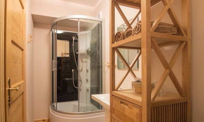 Velika Plana Apartment | Linden Tree Retreat & Ranch